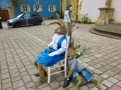 Eigentlich hat Stups alles gut geplant. Die Eier sollten diesmal besonders originell versteckt werden – und zwar im Schuh von Fräulein Meier. Ob er dabei rechtzeitig herauskommt, bleibt offen. Sonst gibt es eben Rührei zum Frühstück – ungebeten, aber immerhin frisch!